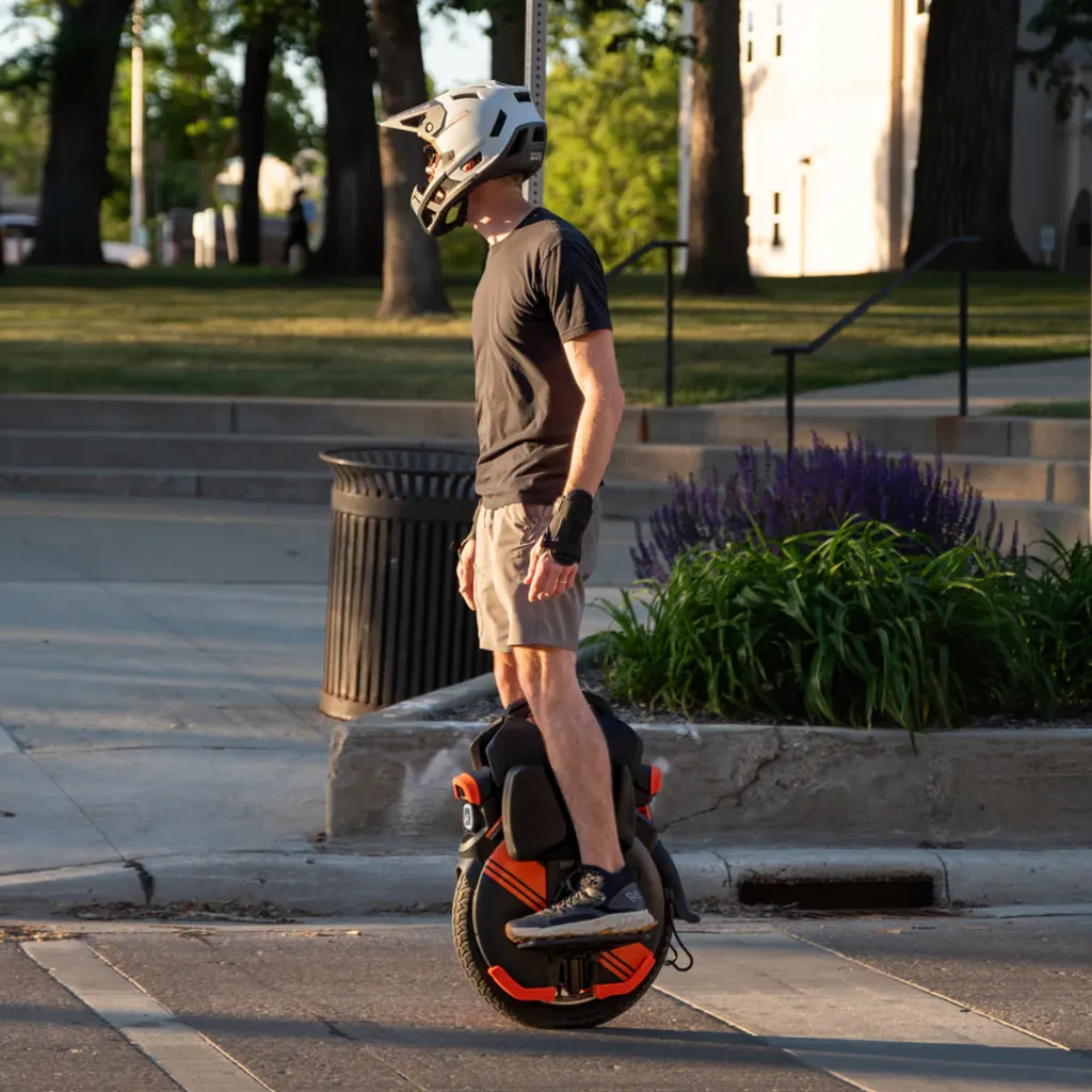 inmotion v11y rider image 1.webp